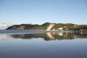 Praia tem sol quase 365 dias por ano e ainda conta com paisagens de tirar o fôlego